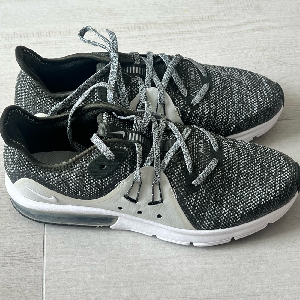 Nike Youth Air Max 923884-300 Sequent 3 Grey Sneakers Cross Trainers Size 6Y